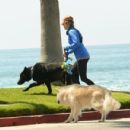 Renee Zellweger – Seen with her dogs in Laguna Beach - 454 x 430