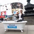 Faye Winter – Poses for orcs in a bathtub in Piccadilly Circus – London - 454 x 303
