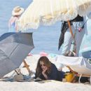 Julia Roberts – On the set of ‘Leave The World Behind’ at the beach in New York - 454 x 349