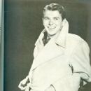 Ronald Reagan - Cine Mundial Magazine Pictorial [United States] (February 1941) - 454 x 690