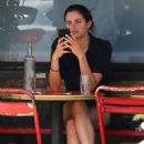 Sara Sampaio has lunch with a friend in New York