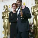 Denzel Washington and Julia Roberts - The 74th Annual Academy Awards (2002) - 376 x 612