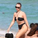 Bianca Elouise – In a black two-piece bikini in Miami - 454 x 681