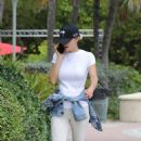 Bethenny Frankel – Goes for a stroll in Miami Beach - 454 x 730