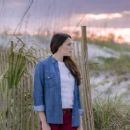 Amanda Righetti as Jenna in Love at the Shore (2017) - 454 x 256