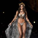 Taylor Hill - 2017 Victoria's Secret Fashion Show - 407 x 612