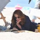 Julia Roberts – On the set of ‘Leave The World Behind’ at the beach in New York - 454 x 347