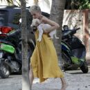 Rose McGowan – Steps out barefooted in Tulum - 454 x 365