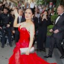 Salma Hayek – In red dress at Met gala in New York - 454 x 681