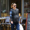 Claire Danes – Displays her baby bump at the local supermarket in Soho