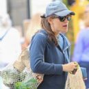 Jennifer Garner – Visits her local Sta. Monica Farmer’s Market