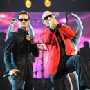 Marc Anthony and Pitbull - American Music Awards 2011 - 454 x 387