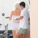Devon Windsor With Jonathan Barbara Enjoying Shopping In Saint Tropez - 454 x 681