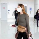 Bonnie Wright – Displays baby bump at LAX in Los Angeles - 454 x 681