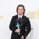 Jeremy Allen White - The 29th Annual Screen Actors Guild Awards (2023) - 454 x 318