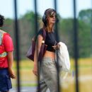 Emily Ratajkowski – Spotted at the airport in East Hampton