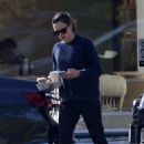 Jennifer Garner – Carries a tray of coffees back to her car in Brentwood