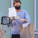 Erin Andrews – Spotted while picking up lunch in Los Angeles
