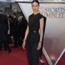 Katherine Waterston – ‘Fantastic Beasts – The Secrets of Dumbledore’ World Premiere in London - 454 x 681