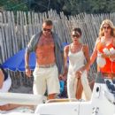 Victoria Beckham – Arriving at Ernesto Bertarelli Beach in Saint Tropez - 454 x 557