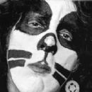 On August 25. 1974, the second “Hotter Than Hell” photo session took place at The Stage, Hollywood, California, with photographer Norman Seeff - 454 x 310