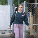 Kristen Bell – Out in a pink sweatpants in Los Angeles