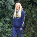 Gwen Stefani – With her husband Blake Shelton take a walk in Los Angeles