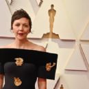Maggie Gyllenhaal – 2022 Academy Awards at the Dolby Theatre in Los Angeles - 454 x 305