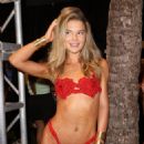 Ellie Thumann – Sports Illustrated Swimsuit Runway Show in Miami Beach - 454 x 640