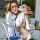 Edie Falco – Spotted with her dog Mackie after having lunch in New York - 454 x 687