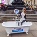 Faye Winter – Poses for orcs in a bathtub in Piccadilly Circus – London - 454 x 303