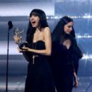 Lalisa Manoban receives an award by Sofia Carson –  The 2022 MTV VMAs