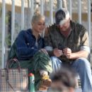 Gwen Stefani – With Blake Shelton watch her son play a game in Los Angeles - 454 x 359