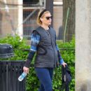 Claire Danes – Displays her baby bump at the local supermarket in Soho