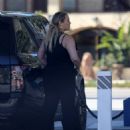 Elizabeth Berkley – Fills up her tank with $7 a gallon gas in Los Angeles - 454 x 625