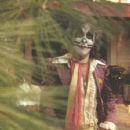Peter Criss has a photo shoot with photographer Fin Costello at Costello's house in Connecticut with Costello's car - 354 x 540