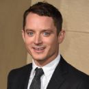 Elijah Wood - The Late Show with Stephen Colbert - 454 x 527