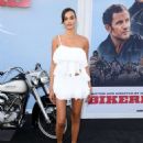 Gizele Oliveira – Posing at ‘The Bikeriders’ premiere at TCL Chinese Theatre in Hollywood - 454 x 562