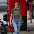 Lara Stone – Out in North London - 454 x 665