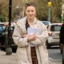 Phoebe Dynevor – Seen with her mother Sally Dynevor while out in Hamstead - 454 x 721