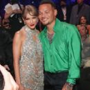 Taylor Swift and Kane Brown - The 2022 MTV VMAs – Show