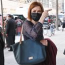 Ellie Kemper – Arrives at The Drew Barrymore Show in New York - 454 x 545