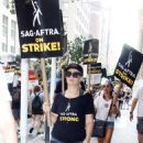 Samantha Mathis – Spotted at the SAG AFTRA Strike in New York