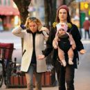 Sienna Miller: stroll with her daughter in the West Village