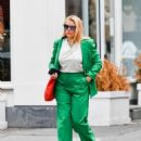 Busy Philipps – Heading out for a stroll in New York - 454 x 562