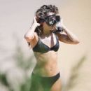 Miley Cyrus – With Mother Tish and Stepfather Dominic is enjoying her vacation in Hawaii - 454 x 681