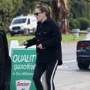 Jennifer Garner – Seen at Los Angeles bus stop