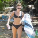 Miley Cyrus – With Mother Tish and Stepfather Dominic is enjoying her vacation in Hawaii - 454 x 681