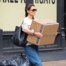 Katie Holmes – Carrying A Big Box In New York