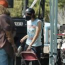 Kristen Stewart – On set of ‘Love Lies Bleeding’ in Albuquerque - 454 x 681